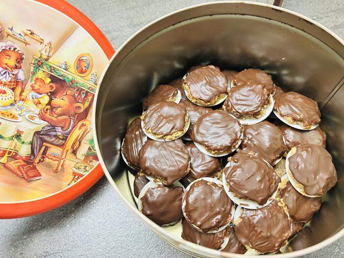 In einer luftdichen Keksdose halten die Lebkuchen einige Wochen