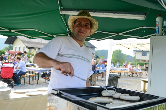 Zahlreiche regionale Schmankerln, darunter auch eine „Kärntner Jausn“, erwarteten die rund 500 Besucher beim „1. Kärntner Straßen-Kuchl Fest“, so der Name des Maturaprojektes.