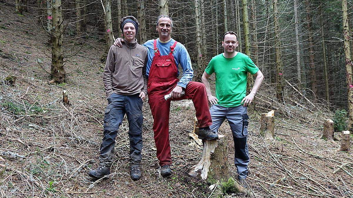Moritz Mairl, Andreas Hölzl und Christoph Weitz vom Alpenverein in einem Teilstück des Waldes