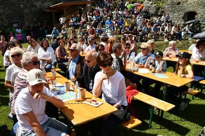 Elis Brem, Obfrau des Burgvereins, zeigte sich erfreut über den großen Besucherandrang sowie die Mitwirkung zahlreicher Chöre und Musiker aus der Region.