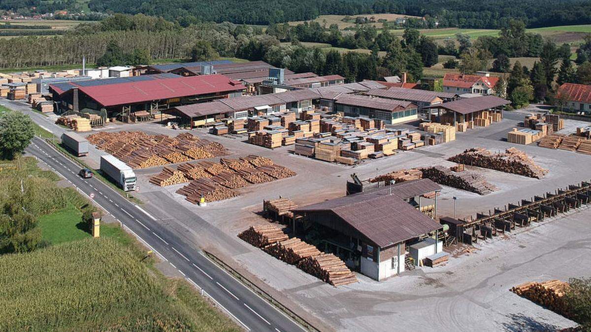 Heute umfasst das Betriebsgelände der Schafler Holzindustrie knapp acht Hektar Fläche. Eine neue Lagerhalle ist im Bau (hier noch nicht zu sehen)