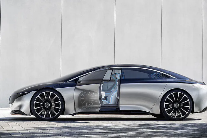 Vision EQS heißt das Showcar, dessen Seitenlinie sich wie ein Bogen von den vorderen zu den hinteren Rädern spannt, akzentuiert von einem blau gleißende Lichtband.