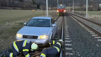 Die Feuerwehr Launsdorf barg den Pkw vom Bahngleis