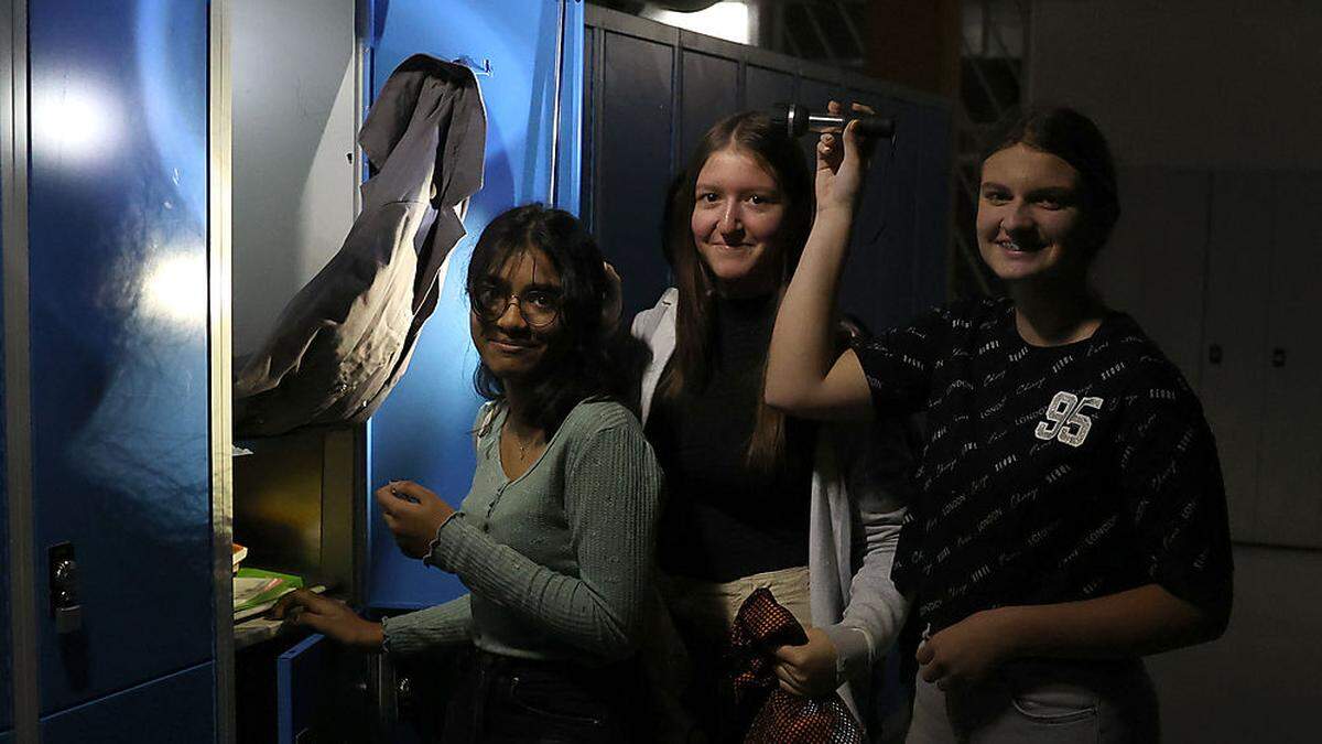 Satvika, Milicia und Valentina holen ihre Turnsachen aus den Spinden im Keller der HTL