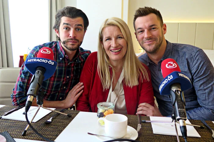 Pizzera, hier mit Musik-Kollegen Otto Jaus beim Ö3-Interview mit Claudia Stöckl, hat Neider: „Ich sage immer: Mitleid bekommt man gratis, Neid muss man sich ­erarbeiten. Und so kommt es, dass Kollegen teilweise Blödsinn über meine Person erzählen oder meinen Dialekt lächerlich machen“, sagte Pizzera erst vor wenigen Monaten zur Kleinen Zeitung.