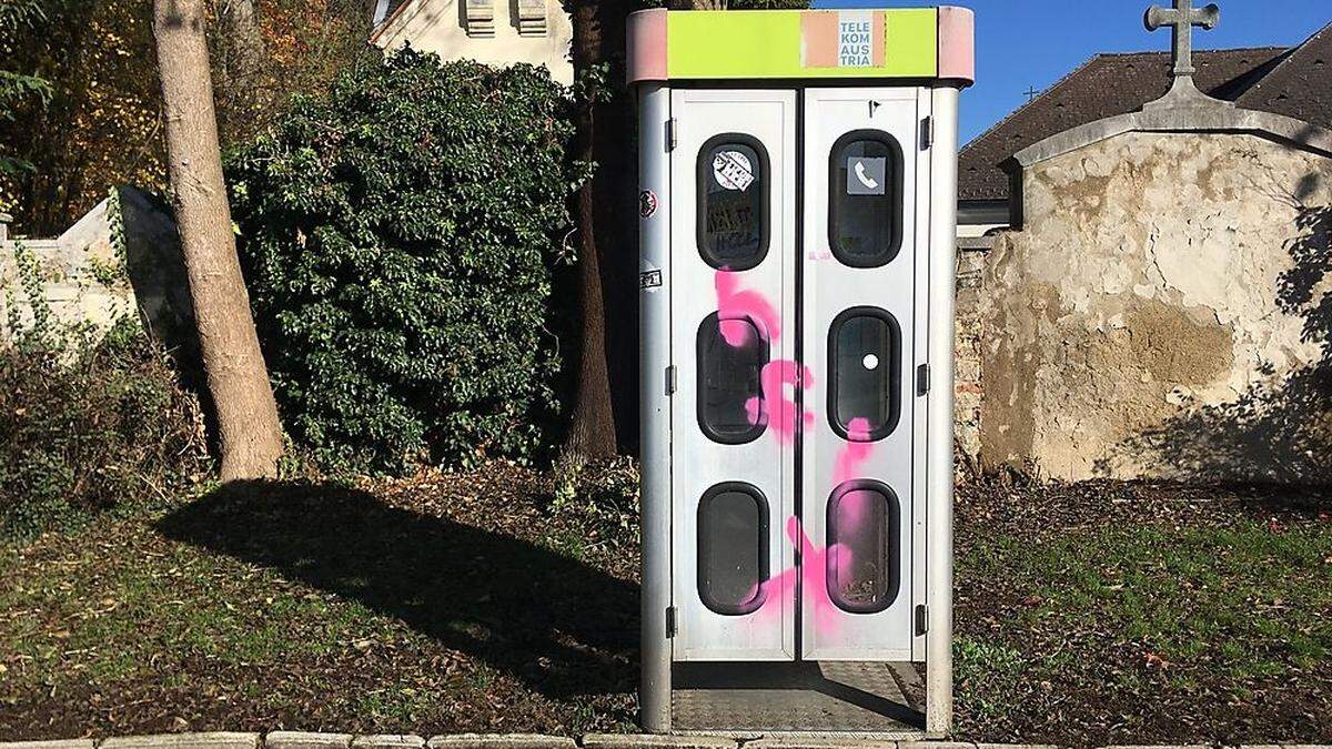 Sie steht noch: Telefonzelle am Eingang des Friedhofs im Grazer Stadtteil St. Peter