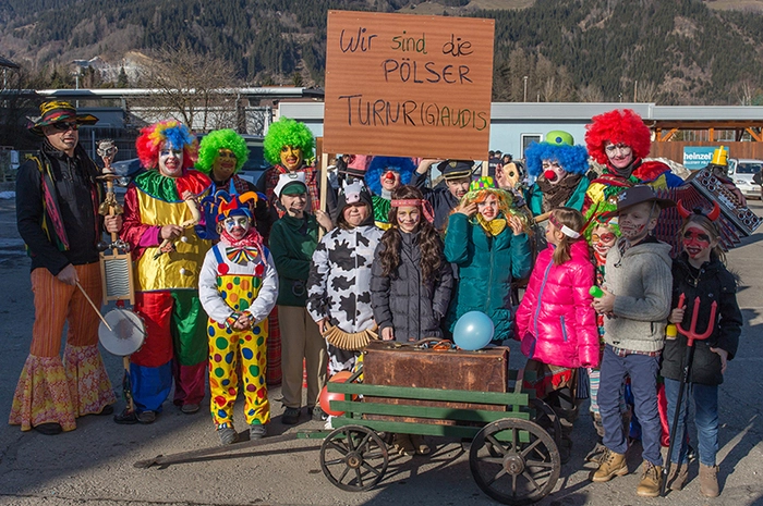 Über zehn Truppen sorgten unter dem bewährten Schlachtruf „Waudi, Waudi!“ für ausgelassene Faschingsstimmung.
