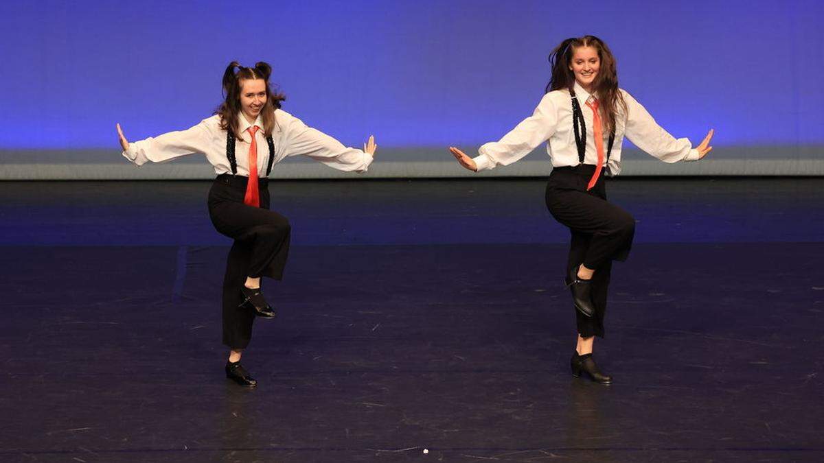 Alina Kerstein und Antonia Kofler setzten sich gegen ihre Konkurrenz durch und brachten den Step-Duo Titel nach Osttirol