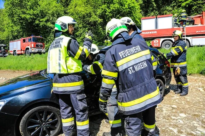 Zwei Autos waren auf der L518 in St. Marein bei Knittelfeld miteinander kollidiert.