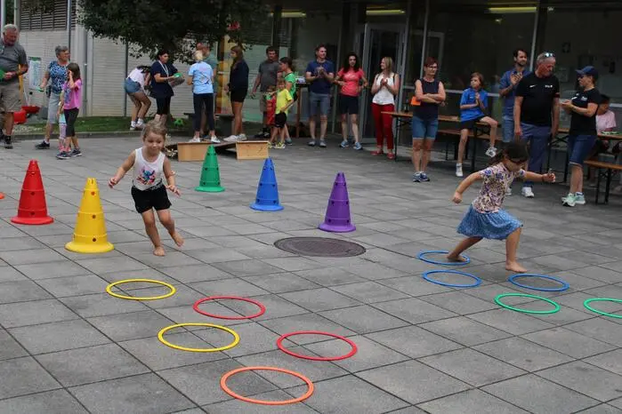 Gefeiert wurde unter anderem beim großen Abschlussfest am Freitag im Gemeindezentrum Thannhausen. An fünf Spielestationen und einem sportlichen Parcours traten zwei Gruppen gegeneinander an.