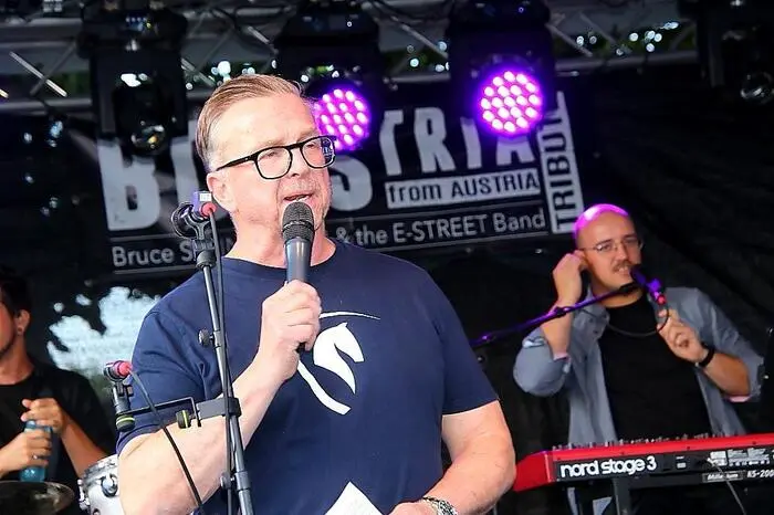 „Diese Band mit sieben Musikern ist weit über die Grenzen Österreichs hinaus bekannt für beeindruckende Hommage an Bruce Springsteen und der legendären E Street Band“, freute sich Bürgermeister Helmut Linhart bei der Begrüßung. Und: „Auch ein bekanntes Gesicht ist bei BOSSTRIA dabei: Bernd Leski, auch Musiklehrer an unserer Musikschule. Das zeugt von der hohen Qualität unserer Musikschule.“