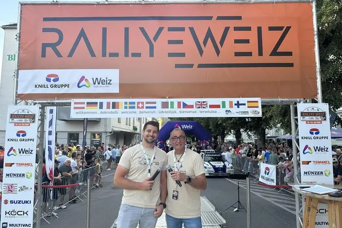 Doch auch vor dem Eintreffen der Boliden war für tolle Unterhaltung gesorgt. Das charmante Moderatoren-Duo Peter Bauregger und Nico Flaggl führte mit Witz durch den Abend und interviewte Mitwirkende und Sponsoren der heurigen Rallye Weiz – darunter etwa Christian Knill. 