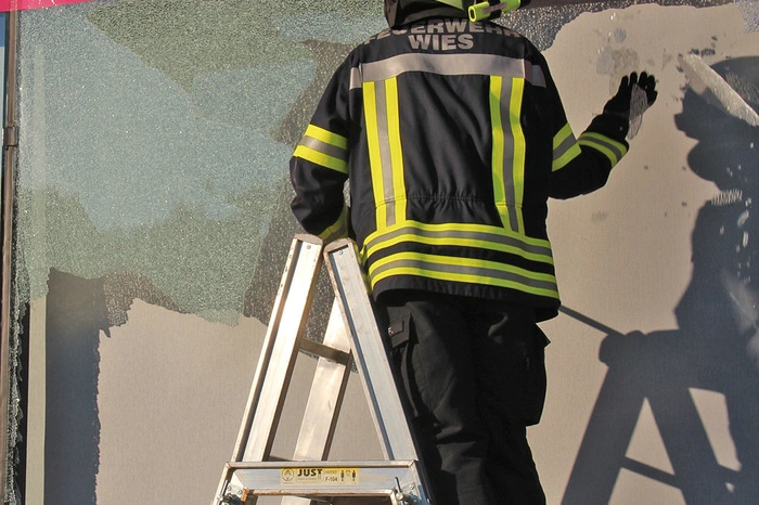 ... die Feuerwehr Wies wurde um 18.22 Uhr über die Rufempfänger zum Einsatz alarmiert. Nach dem Absichern des Gefahrenbereichs wurden die losen Glasteile der Fassade entfernt.  