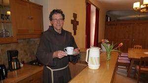 Freiwillige betreiben ab dem Aschermittwoch in Lienz eine kostenlose Teeküche. | Pater Martin Bichler öffnet den Pfarrsaal im Franziskanerkloster für Obdachlose. 