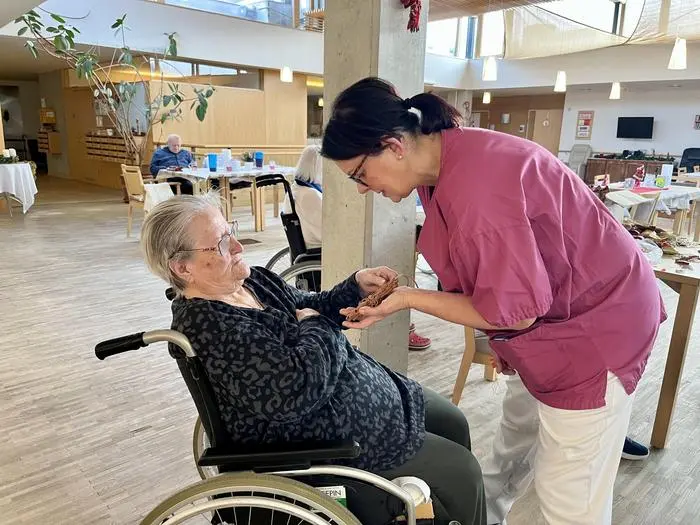 Manuela Gigler unterstützte die Bewohnerinnen beim Schmücken
