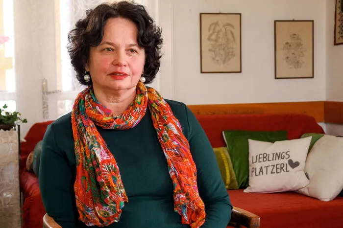 Teresa, 60+ jährige Pensionistin aus Graz, verlor vor 14 Jahren ihren Mann – er starb an Leukämie. „Mein Mann war um 18 Jahre älter als ich, doch der Altersunterschied hat nie gestört. Wir waren uns ebenbürtig. Ich war begeistert von ihm und hab gewusst, mit ihm wird es mir nie langweilig werden.“ Fünf Jahre hat Teresa tief getrauert, danach wäre sie für einen neuen Mann bereit gewesen, doch es hat sich nichts ergeben. „Sinnlichkeit noch einmal leben können“ wäre sehr schön für sie. Zwischen 55 und 65 Jahren soll er alt sein, dunkel- bis grauhaarig, humorvoll, intelligent, vielseitig interessiert, spontan und bodenständig. 