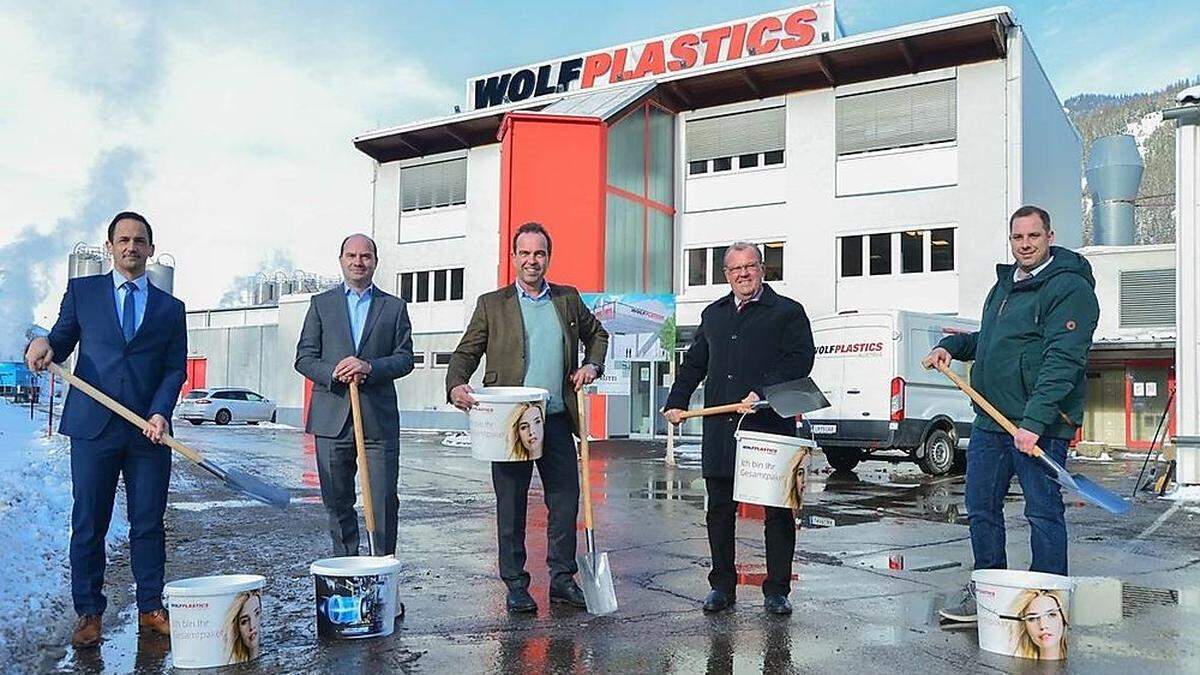 Wolf Plastics in Kammern anlässlich einer Spatenstich-Feier im Jänner. Am Bild zu sehen: Roland Baumann, Georg Hirsch, Robert Schmid, Bürgermeister Karl Dobnigg und Marco Mayer