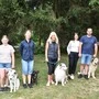 Vereinsobmann Adi Woschitz (links) mit Prüfungsteilnehmern und ihren Hunden