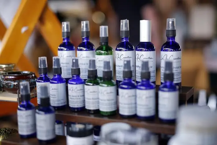 Im Saal reihten sich Glaskunst, Perlenschmuck und Keramik neben Naturkosmetik, Kleidung und Dekorationsartikeln. 