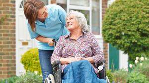 Die mobilen Pflege- und Betreuungsdienste bieten Unterstützung und Beratung, auch für die Angehörigen von älteren Menschen