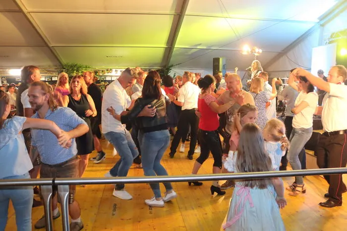Meilenstein lieferte an diesem Abend wieder zahlreiche Hits, um das Tanzbein zu schwingen.