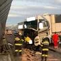 Ein Lkw-Lenker krachte im Baustellenbereich gegen eine Betonleitwand
