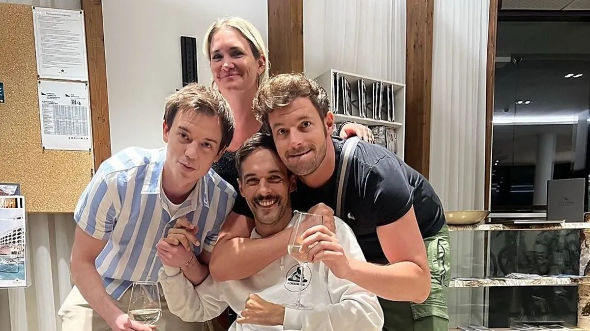 Philipp Hansa, Gabi Hiller und Paul Pizzera mit Florian Dungl