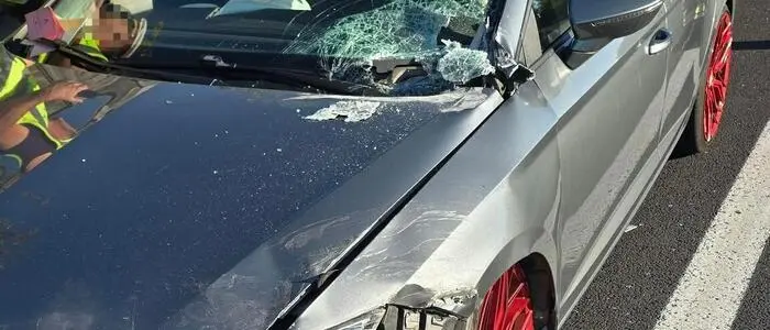 Glück für einen Pkw-Lenker: Nach der Kollision mit einem Lkw wurde nur das Auto in Mitleidenschaft gezogen