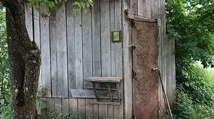 Der fulminante Eingangsbereich der Hütte: ein alter Teppich.