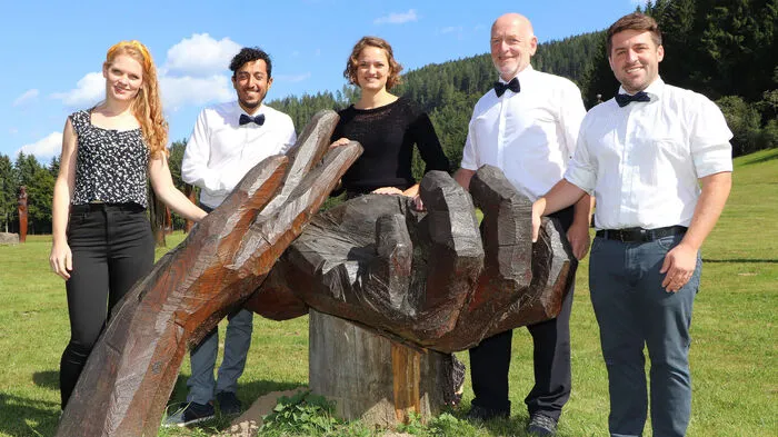 "Songstories" &amp; more am Foto von Links: Die Kärntner Mezzosopranistin Ingrid Stichauner, der kolumbianische Bariton Andrés Alzate und die oberösterreichische Geigerin und Sopranistin Barbara Wincor, der Kärntner Jazz-Gitarrist Siegfried Stichauner und Benjamin Jahn an den Drums
