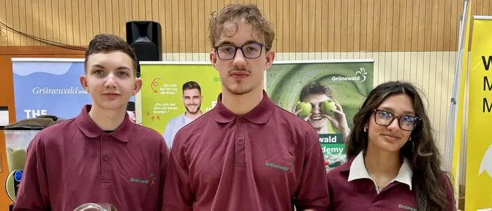 Fabian Hopfer, Pascal Jurk und Jasmine Wyatt von Grünewald Fruchtsaft in Stainz, einem Spezialisten für Obst- und Gemüseverarbeitung, präsentierten ihre „Fruit Bites“