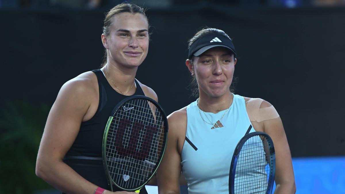 Aryna Sabalenka (links) und Jessica Pegula