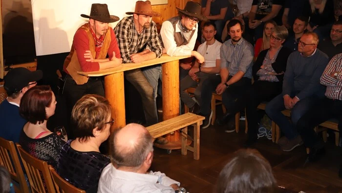 Wild-West-Stimmung in der Weststeiermark: Die Darsteller des Gaststubentheaters Gößnitz schlüpften in die Rollen von Cowboys und Cowgirls.