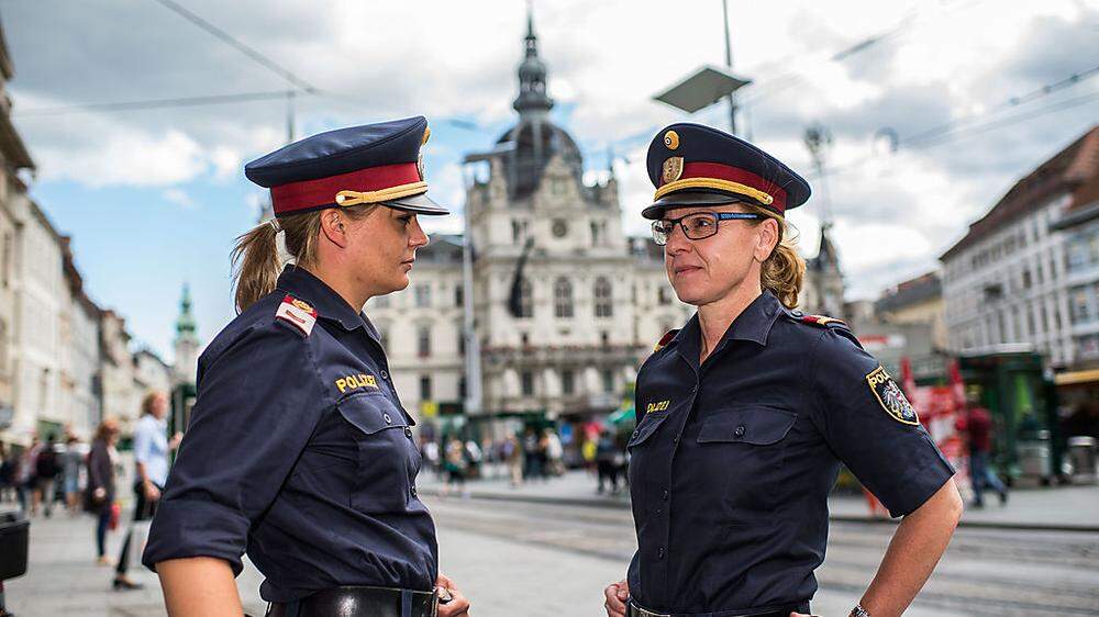 Zurück am Tatort: Die Polizistinnen Christine Krenn und Ursula Auer am Grazer Hauptplatz