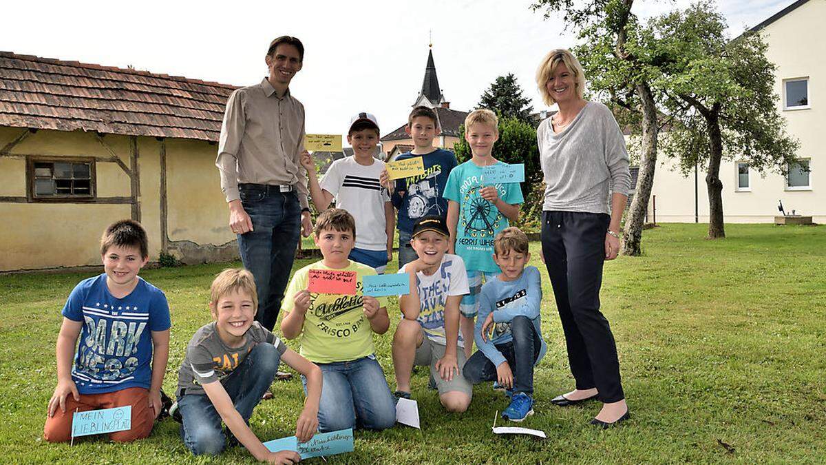 Bürgermeister Joachim Schnabel und Astrid Holler von der Landentwicklung Steiermark inspizierten mit Schülern der Volksschule Lang mögliche Plätze für den neuen Ortskern der Gemeinde Lang