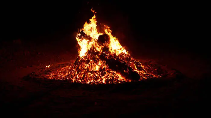 Brandbeschleuniger in ein Feuer zu gießen - davor wird gewarnt