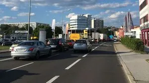 Die Ruhe vor dem Sturm? Wohl kaum, schon jetzt quält sich der Verkehr durch die Stadt