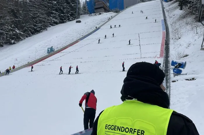 Der Schanzenauslauf erhält von der Tretemannschaft das Feintuning