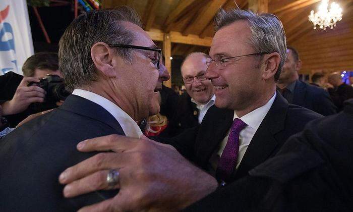 Vor der Wahl umarmten sich Strache und Hofer noch einmal vor den Kameras. Jetzt ist das Verhältnis "zerrüttet".