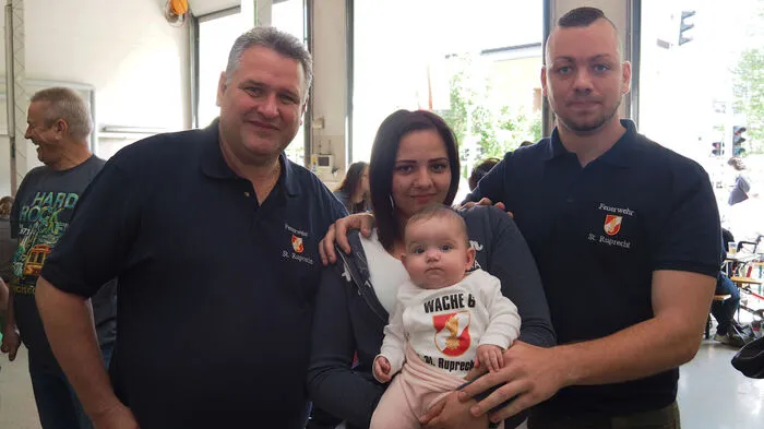 Statt einen Tag der offenen Tür zu veranstalten, hält die Freiwillige Feuerwehr St. Ruprecht lieber einen Sicherheitstag ab. Am Samstag gab es neben Würstel, Gulasch und Getränken auch eine Führung durch das Stadtmuseum im Feuerwehrhaus und die Gerätschaften. Außerdem hörte man von Kommandant Dietmar Hirm (am Foto links), wie es mit dem Hafenfest heuer weitergeht.