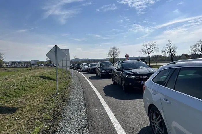 Rund 20 Autos standen dafür in Reih und Glied.