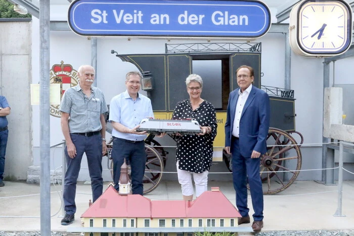 Das Glas auf das neue Highlight des Museums erhoben unter anderen Garteneisenbahn-Projektleiter Josef Wastian (links), Ehrenobmann Willi Marschnig, Garten-Experte Günther Macher, ÖAMTC-Vizepräsidentin Waltraud Kronawetter, Bonsai-Experte Kurt Jaritz sowie die Bahn-Gestalter Karl Lassnig, Karl Premig und Wolfgang Gebetsroither.