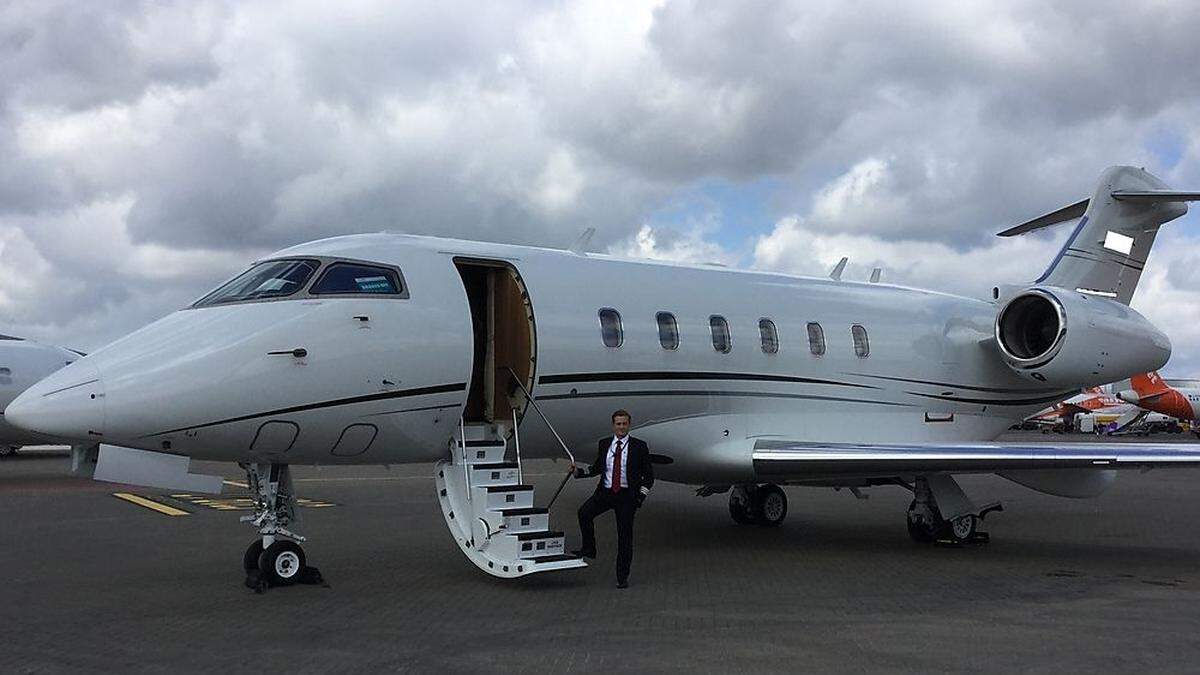 Christian Hebenstreit vor einem der Flugzeuge, die er zur Zeit steuert 