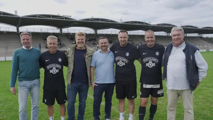 Im Sportzentrum Knittelfeld herrschte beste Stimmung, als fußballbegeisterte Zuschauer zusammenkamen, um ein hochkarätig besetztes Legendenspiel zu erleben. Organisator Michael Mally stellte die Veranstaltung dank seiner langjährigen Kontakte zum SK Sturm Graz gemeinsam mit dem ESV Knittelfeld und der Stadtgemeinde auf die Beine.