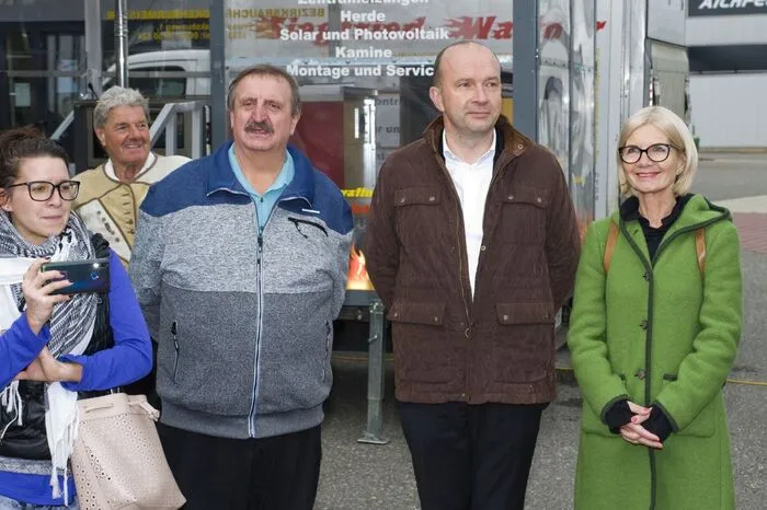 Politische Vertreter bei der Ainova.