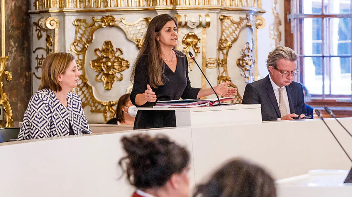 Landesrätin Kampus mit Drexler und Eibinger-Miedl im Landtag