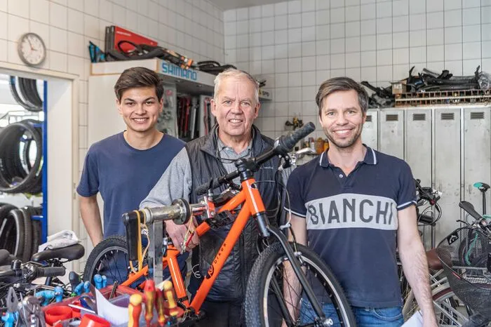 Familienbetrieb Neubauer: Florian, Roman sen. und Roman jun.: "Wir haben einen weltweiten Boom, auch Südamerika steigt nun aufs Radl."