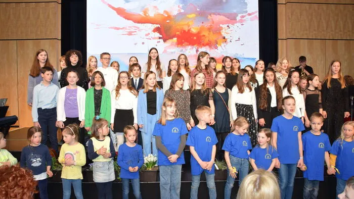 Mit dabei waren Chöre bzw. Ensembles der VS 6 Auen, VS 7 Landskron, MMS Auen, MS Landskron, SMS Feistritz/Drau, dem Peraugymnasium Villach, der Kinderchor St. Nikolai und die Gruppe "Five Colours“.