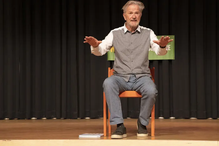 Außergewöhnliche Akrobatik und Körperbeherrschung von Tom &amp; Ayla steigerte die Spannung und die kleinen Besucher wollten beim Marionetten Theater von Alex Barti dem kleinen Pianisten ganz nah sein
