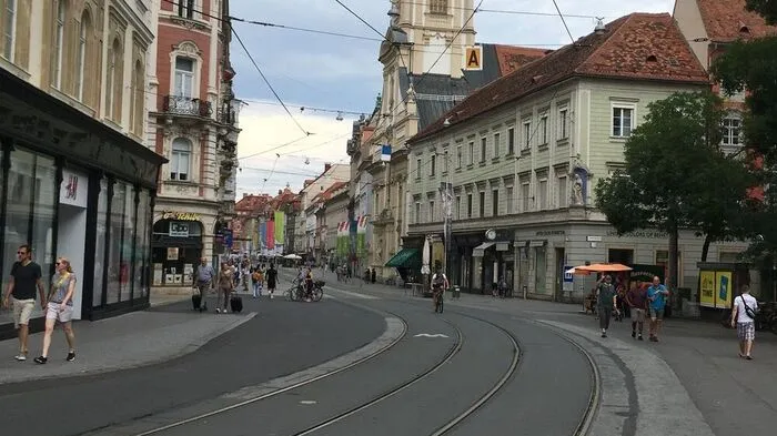 Durch die Herrengasse Richtung Hauptplatz bewegen sich seit der Baustelle nur noch Radfahrer und Fußgänger